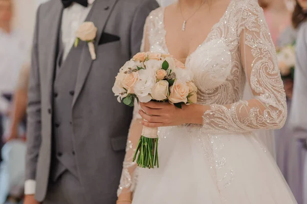 Bouquet of flowers in the hand of the bride — Stock Photo, Image