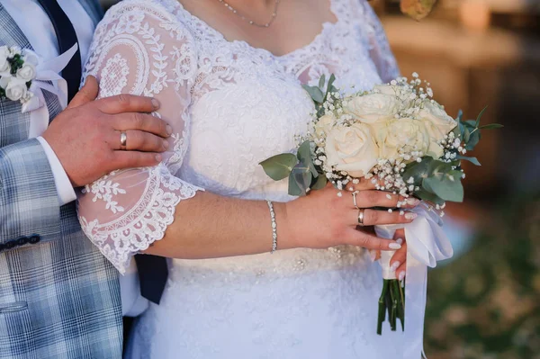 Ramo de flores en la mano de la novia — Foto de Stock