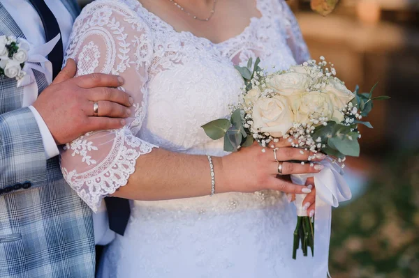 Bouquet of flowers in the hand of the bride — Stock Photo, Image