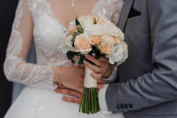 新郎の手の中に結婚式の花束 — ストック写真