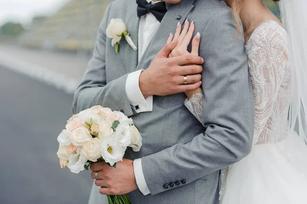 Buquê de casamento nas mãos do noivo — Fotografia de Stock