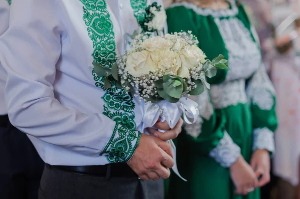 Свадебный букет в руках жениха — стоковое фото