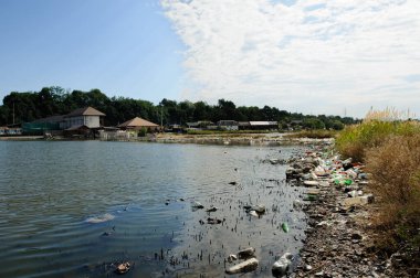 Göl ve sahil çöplerle dolu.