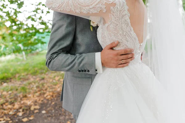 The groom holds the brides hand. The guy holds the girls hand — Fotografia de Stock