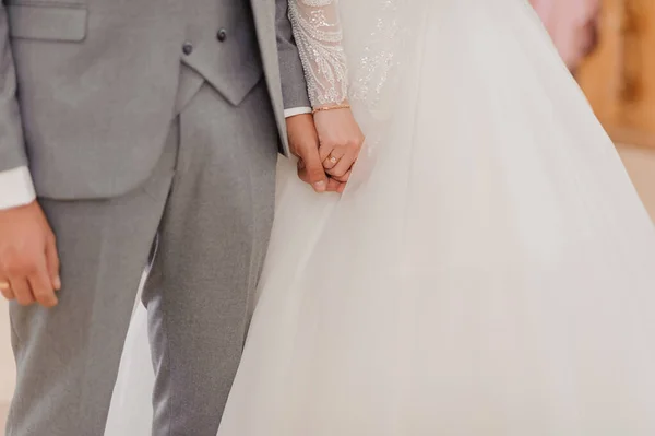 The groom holds the brides hand. The guy holds the girls hand — Fotografia de Stock