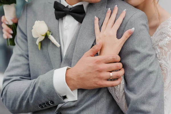 Le marié tient la main des jeunes mariées. Le mec tient la main des filles — Photo