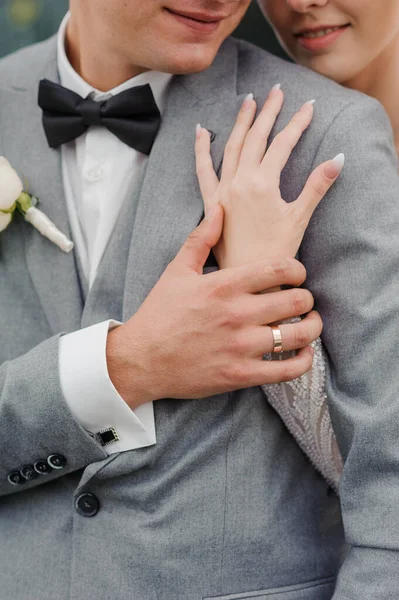 Le marié tient la main des jeunes mariées. Le mec tient la main des filles — Photo
