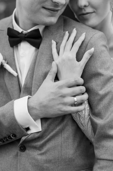 Damat gelinin elini tutuyor. Adam kızların elini tutuyor.