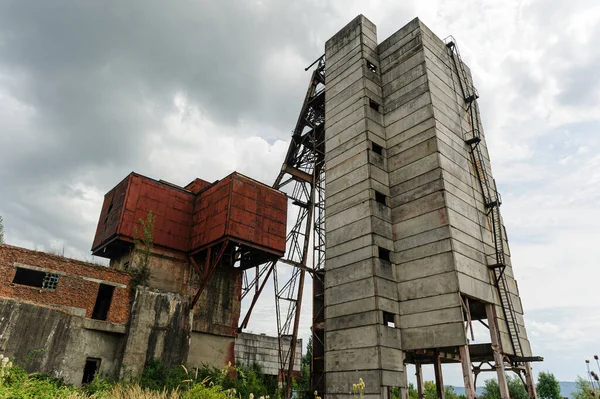 Factory. vertical shaft of an abandoned salt mine in ukraine — 图库照片