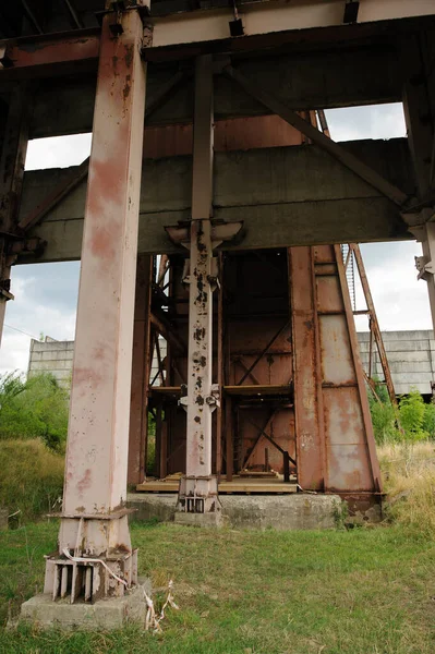 Factory. vertical shaft of an abandoned salt mine in ukraine — 图库照片