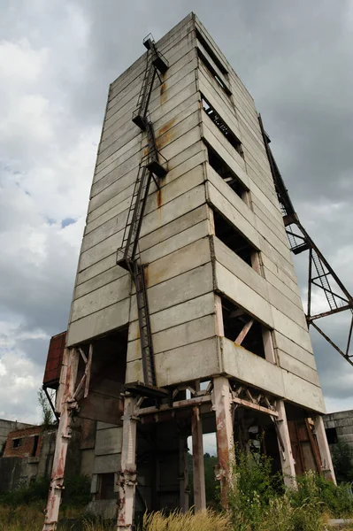 Factory. vertical shaft of an abandoned salt mine in ukraine — 图库照片