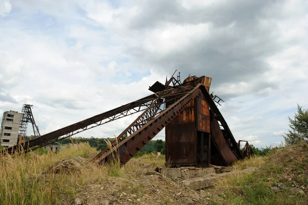 Továrna. vertikální šachta opuštěného solného dolu v ukrajinském — Stock fotografie