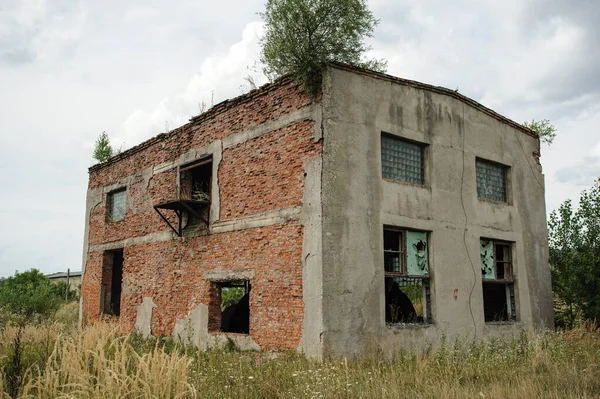 Un vieux bâtiment abandonné sur le terrain — Photo
