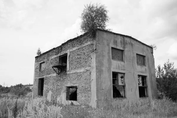 Stará opuštěná budova na poli — Stock fotografie