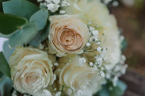 结婚花束鲜花，一对金戒指的特写。结婚细节 — 图库照片