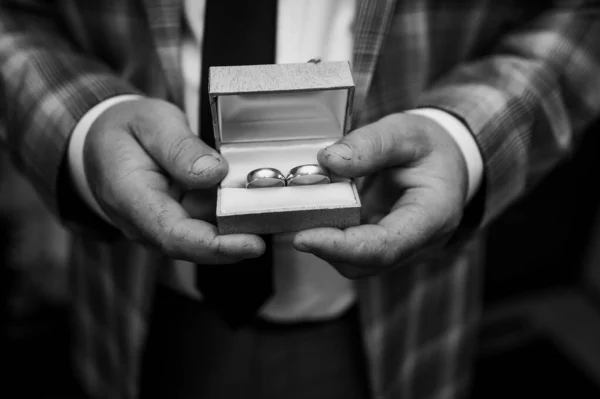 Trouwgouden Ringen Handen Van Bruidegom — Stockfoto