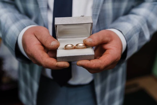 Anéis Ouro Casamento Nas Mãos Noivo — Fotografia de Stock