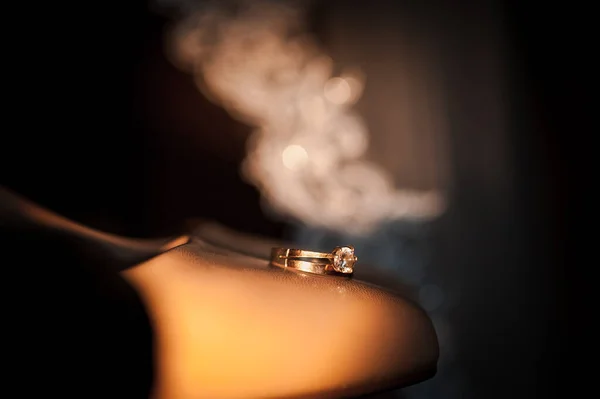 Bruidsschoenen, gouden ringen. Goedemorgen van de bruid. Huwelijksgegevens — Stockfoto