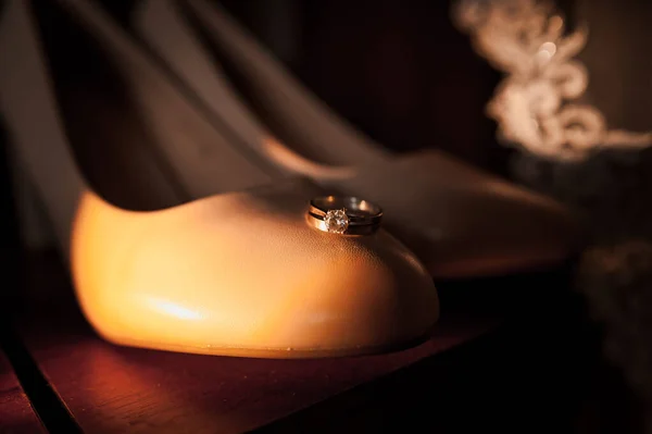 Zapatos de novia, anillos de oro. Mañana de la novia. Detalles de boda — Foto de Stock