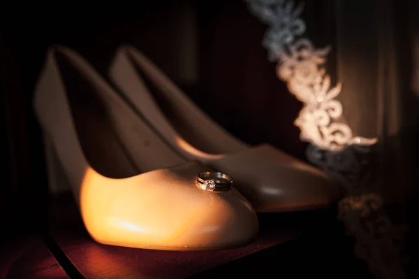 Brides shoes, gold rings. Morning of the bride. Wedding details — Fotografia de Stock