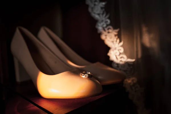 Brides shoes, gold rings. Morning of the bride. Wedding details — Fotografia de Stock