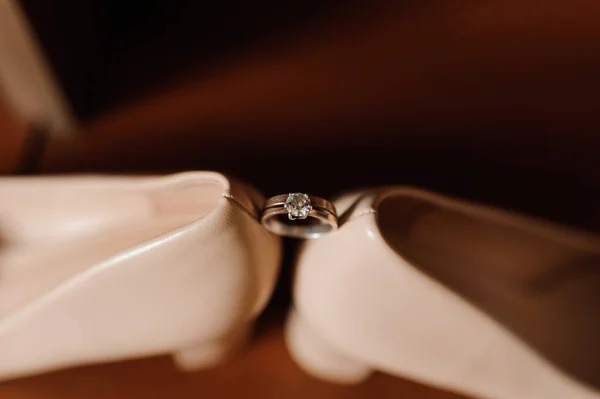 Νύφες, χρυσά δαχτυλίδια. Πρωί της νύφης. Λεπτομέρειες γάμου — Φωτογραφία Αρχείου