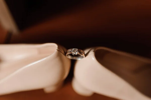 Brides shoes, gold rings. Morning of the bride. Wedding details — Fotografia de Stock