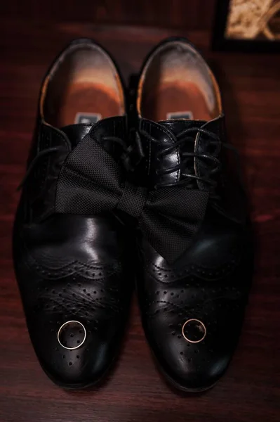 Женихи Набор обуви бабочки пояса запонки Свадебные кольца Мужские аксессуары — стоковое фото