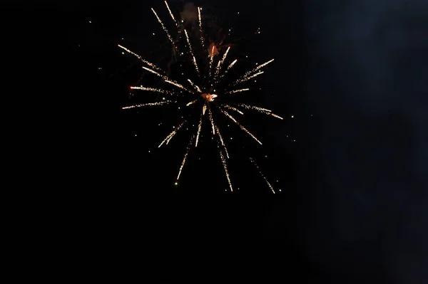 Bellissimi fuochi d'artificio colorati nel cielo notturno — Foto Stock