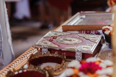 Geleneksel düğün taçları kilisede. Kilisede düğün tacı hazır.