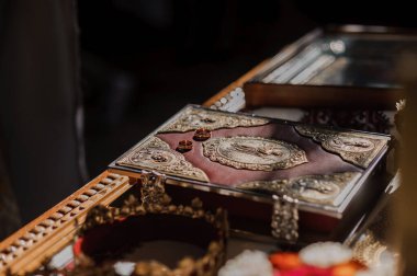 Geleneksel düğün taçları kilisede. Kilisede düğün tacı hazır.