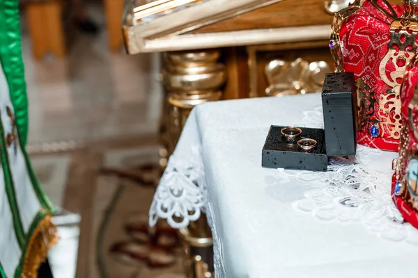 Couronnes de mariage traditionnelles dans une église. Couronne de mariage à l'église prête pour la cérémonie de mariage — Photo