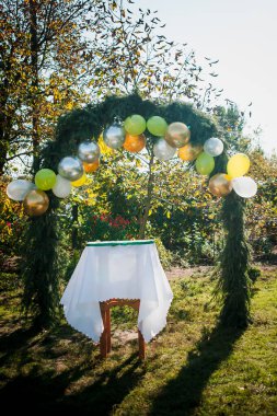 Renkli şişme balonlardan yapılmış düğün kemeri. Bir çocuk partisinin kutlaması. Balonlardan yapılmış kemer.