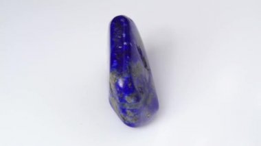 Beyaz arka planda doğal mavi lapis lazuli mücevher taşı