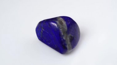 Beyaz arka planda doğal mavi lapis lazuli mücevher taşı