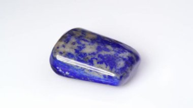 Beyaz arka planda doğal mavi lapis lazuli mücevher taşı