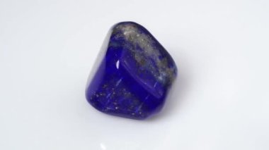 Beyaz arka planda doğal mavi lapis lazuli mücevher taşı
