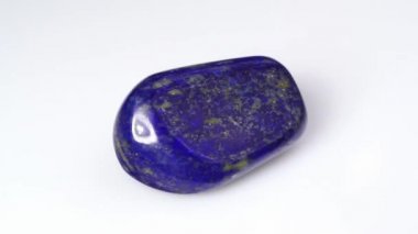 Beyaz arka planda doğal mavi lapis lazuli mücevher taşı
