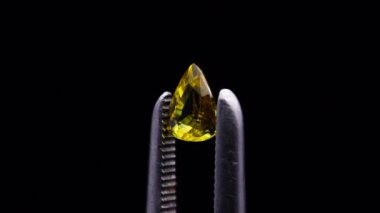 Dönüş masasında doğal sfenit titanit taşı var. siyah arkaplan