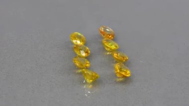 Dönüş masasında doğal sfenit titanit taşı var. siyah arkaplan