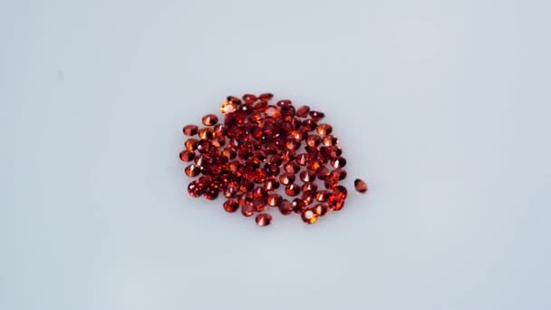 Natural vermelho redondo spessartins granadas pedra preciosa no fundo branco — Vídeo de Stock