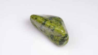 Dönüş masasında doğal yılan taşı var.