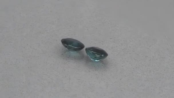 Piedra de gema de turmalina indicolita natural en la mesa giratoria. fondo gris — Vídeo de stock