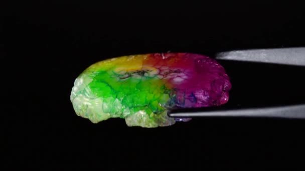 Натуральный разноцветный кварцевый камень на поворотном столе — стоковое видео