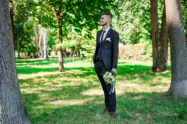 Yeşil arka planda damadın portresi.