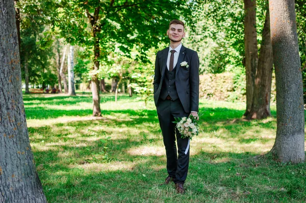 Portrait of the groom on a green background — Stock Photo, Image