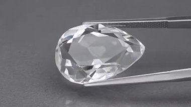 Doğal beyaz kuvars taşı cımbızla dönen masanın üzerinde.