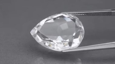 Doğal beyaz kuvars taşı cımbızla dönen masanın üzerinde.