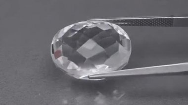 Doğal beyaz kuvars taşı cımbızla dönen masanın üzerinde.