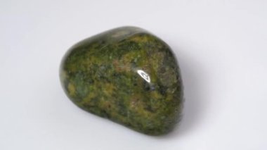 Dönüş masasında doğal yılan taşı var.